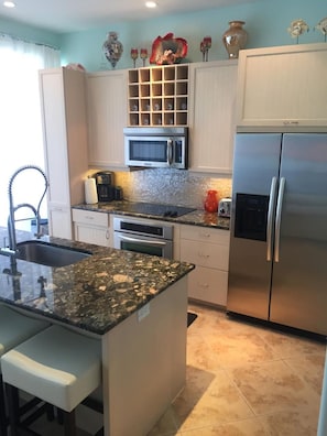Fully equipped modern kitchen w/ Stainless Steel Appliances & Granite Countertop