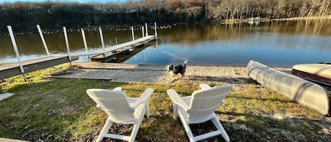 RELAX ON OVER 220' OF ROCK RIVER SHORELINE!