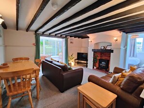 GARDEN APARTMENT LOUNGE/DINING ROOM..