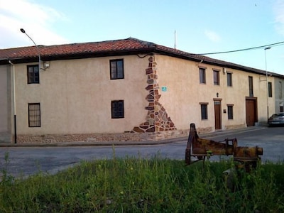 Casa Rural Abuela Tina, amplia con patio empedrado, fuente de agua de manantial