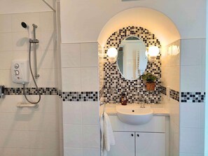VICTORIA APARTMENT EN-SUITE LARGE SHOWER ROOM