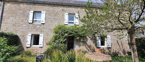 Façade du gîte au sud côté petit jardin