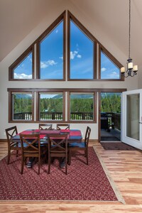 Beautiful Chalet with Mountain Views, located 1 mile from Glacier National Park