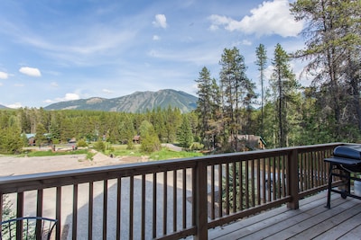 Beautiful Chalet with Mountain Views, located 1 mile from Glacier National Park