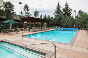 Pool and hit tubs at Clubhouse
