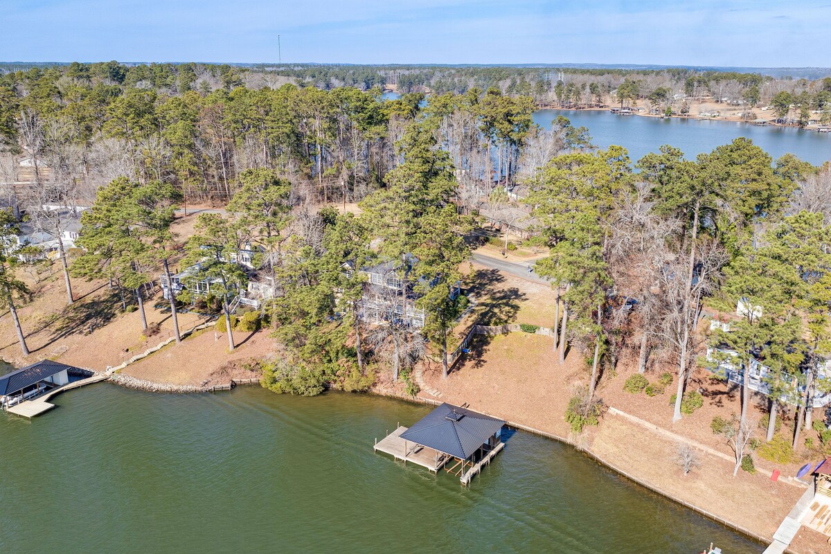 Spacious Lake Sinclair Retreat w/ Dock & Porch!