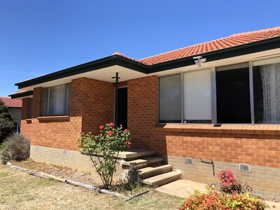 Scullin  3BR House (Free WiFi, Netflix, Apple TV, Parking, Patio)