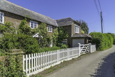 5 Bed/5 bath secluded holiday cottage with stunning views overlooking the solent