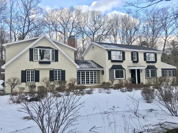 Warm Elegance in the heart of Manchester overlooking Equinox Mountain. 