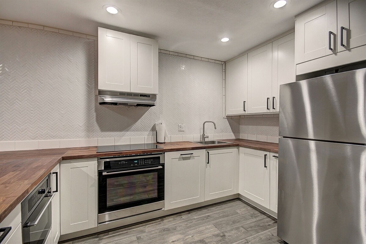 Stylish Condo w/ Hot Tub & Pool, Walk to Downtown Frisco!