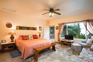 King bed, cotton sheets, stunning view of the ocean and Maui.