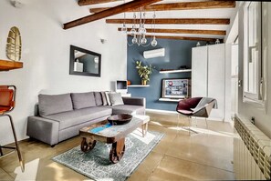 High Ceiling, wood beams Living room