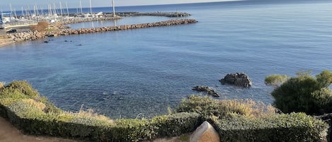 vue sur le port des jardins de la résidence