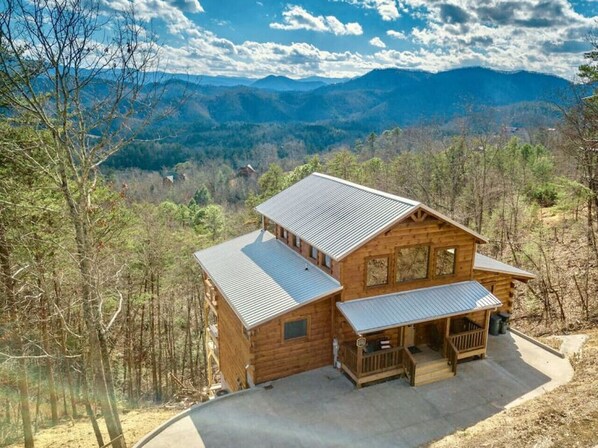 Sweet Mountain Retreat is a newly-built luxury cabin with amazing mountain views