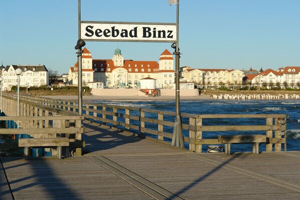 Seebrücke mit Kurhotel