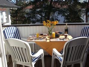 Balkon lädt zum Frühstück ein.
Hier genießen Sie die Morgensonne.