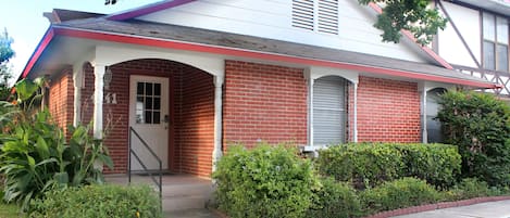 Front of townhome, to find front door keypad 