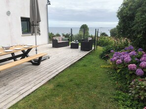Grande terrasse au Sud de la maison, pour repas, et jeux, détente