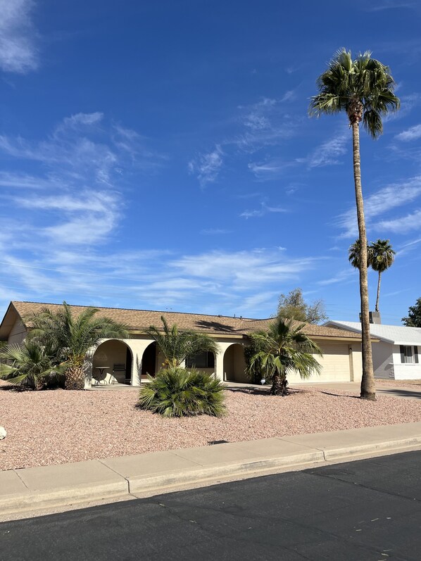 Beautiful, traditional Arizona ranch on a peaceful street - centrally located!