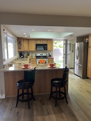 Well stocked kitchen, with all the cooking essentials you will need! 