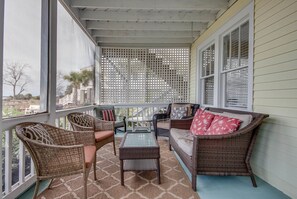 Front porch that overlooks the ocean 