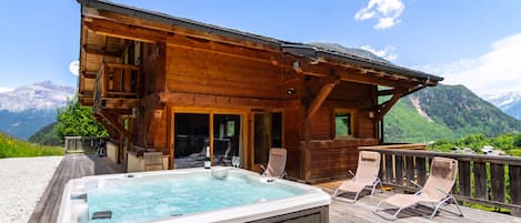 Bellissimo chalet in legno con vasca idromassaggio e lettini prendisole