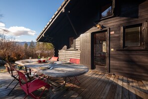 Große private Terrasse mit Essplatz im Freien