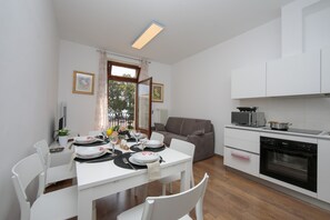 Le salon avec coin cuisine, table à manger et canapé.