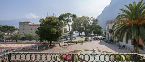 La vue imprenable sur la place, le château La Rocca, la fontaine et le lac.