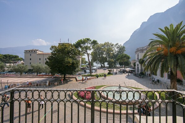 La vue imprenable sur la place, le château La Rocca, la fontaine et le lac.