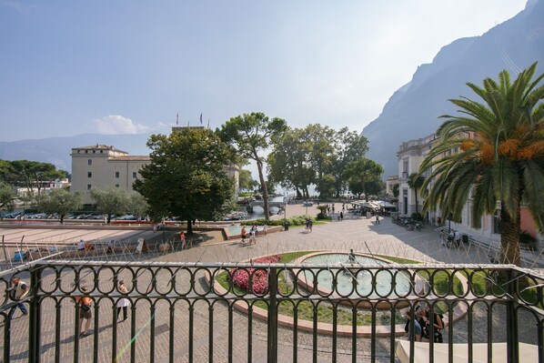 Wunderbare Aussicht auf den Platz, die Burg La Rocca, den Brunnen und den See