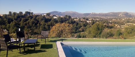 La vue reposante de la piscine (7x3,5m) entièrement dégagée sur les collines 