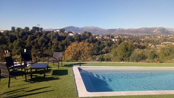 La vue reposante de la piscine (7x3,5m) entièrement dégagée sur les collines 