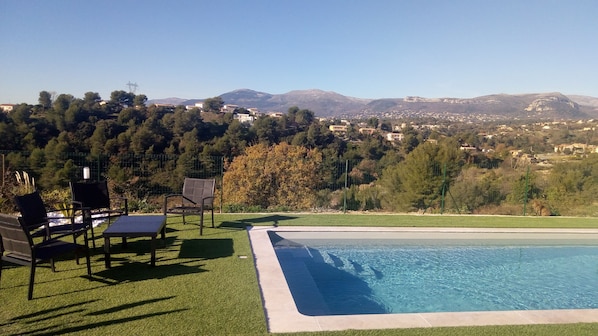 La vue reposante de la piscine (7x3,5m) entièrement dégagée sur les collines 