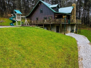 The Lodge at Harble Ridge has a family friendly outdoor playground.