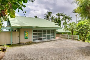 2-Story House | In-Unit Laundry | 3 Mi to Downtown Hilo