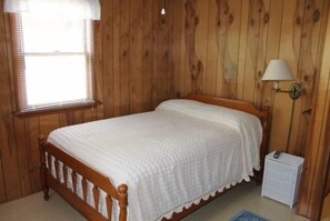 Double bedroom with flatscreen TV