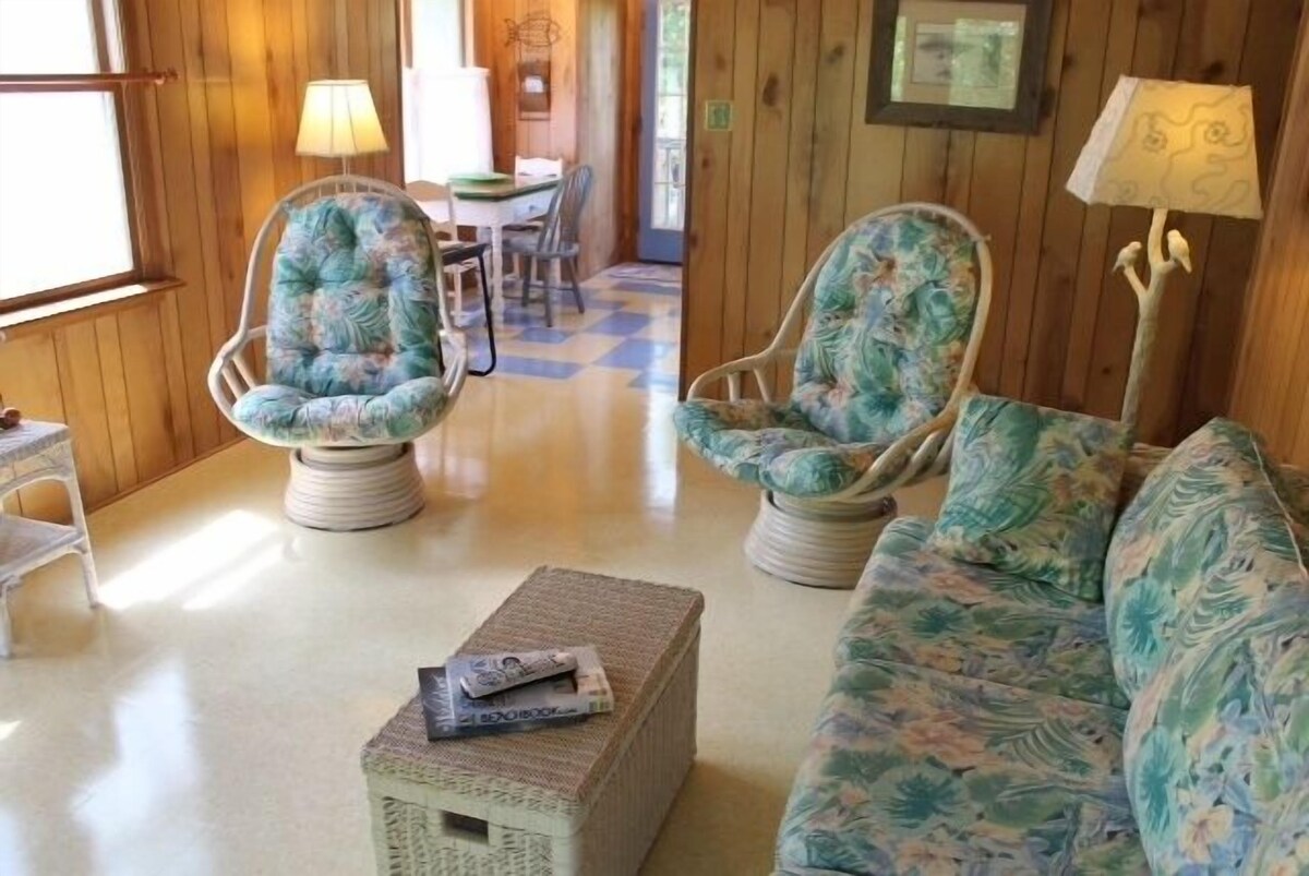 Treehouse OBX. Cozy cottage in family/pet-friendly neighborhood. Close to sound.