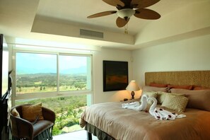 King Size heavenly Bed and Amazing Views!