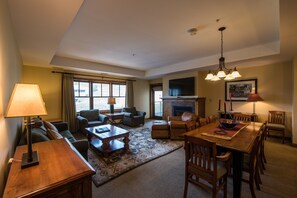 Find peace and relaxation with your close friends and family in this stunning living room featuring natural decor.