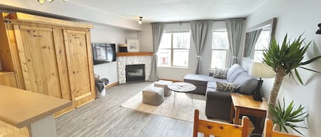 Northern Light is a ground level, newly renovated studio suite in Creekside.