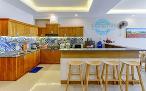 Fully equipped cooking appliances and utensils with L shape island in the kitche