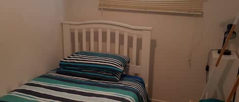 Bedroom 4 - King Single (Sleeps 1) - Downstairs