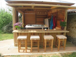 Outdoor spa tub