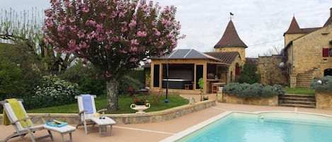 PISCINE  JACUZZI ET MAISON D'AMIS