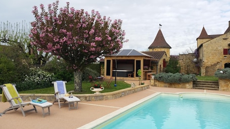PISCINE JACUZZI ET MAISON D'AMIS