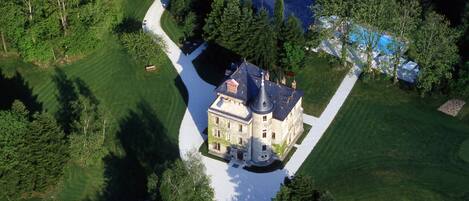 Le Château, situé dans le même domaine que le bâtiment de l'appartement.