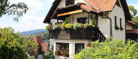 Ferienwohnung Panorama ***** mit Blick in den Ort und die Berge