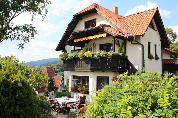 Ferienwohnung Panorama ***** mit Blick in den Ort und die Berge