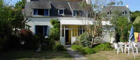 Facade de la maison, exposition plein Sud donnant sur un jardin clos.